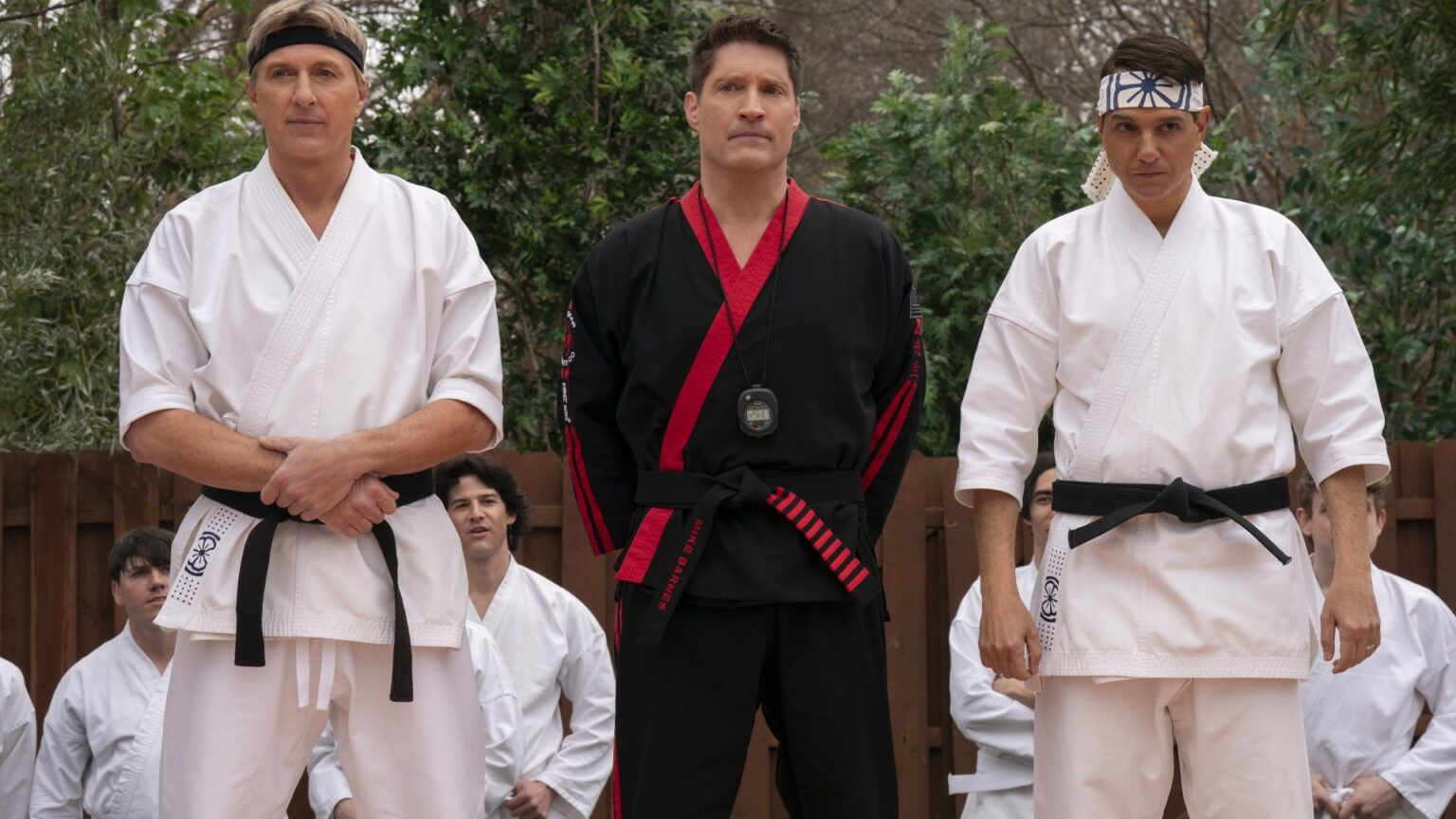 William Zabka como Johnny Lawrence, Sean Kanan como Mike Barnes, Ralph Macchio como Daniel LaRusso em Cobra Kai (Reprodução / Netlix)