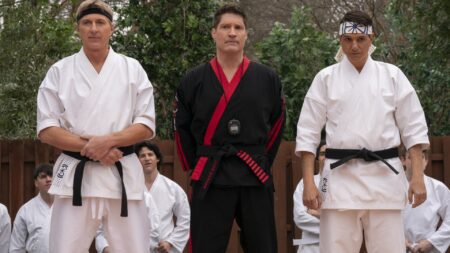 William Zabka como Johnny Lawrence, Sean Kanan como Mike Barnes, Ralph Macchio como Daniel LaRusso em Cobra Kai (Reprodução / Netlix)