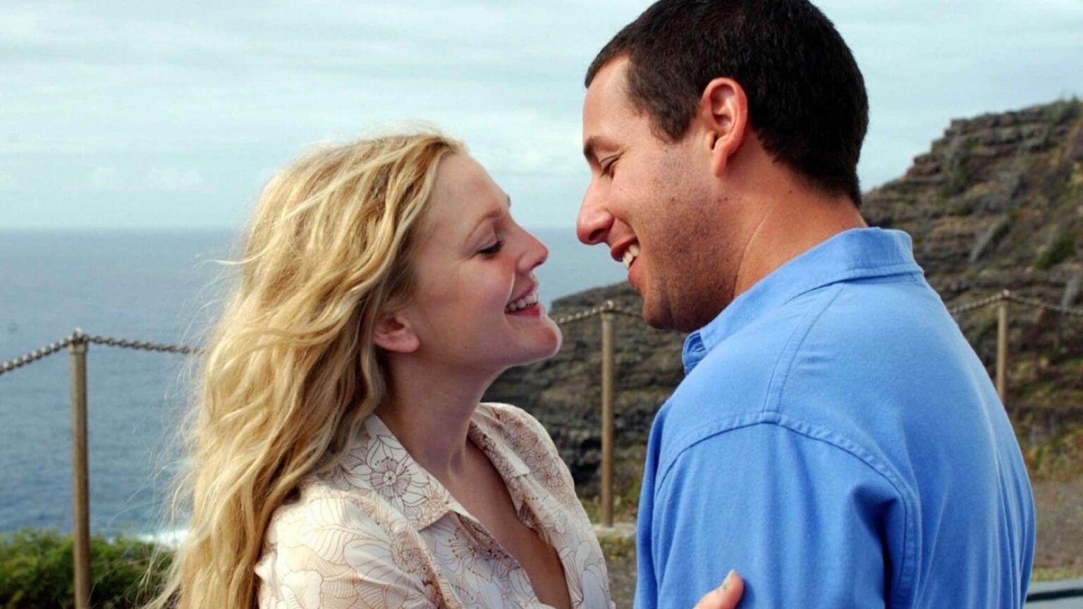 Drew Barrymore revela final original de Como Se Fosse a Primeira Vez Drew Barrymore como Lucy e Adam Sandler como Henry em Como Se Fosse a Primeira Vez (Reprodução)