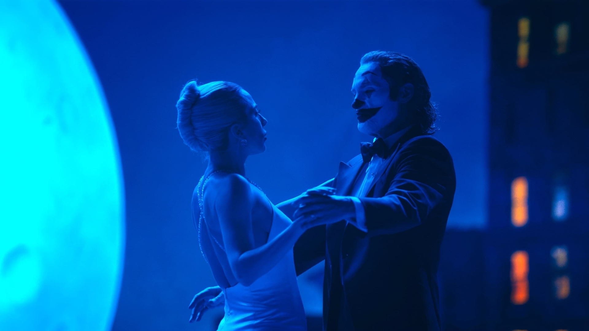 Lista revela qual é o filme mais popular de 2024 na open web 3 Lady Gaga como Lee e Joaquin Phoenix como Arthur em Coringa: Delírio a Dois (Reprodução)
