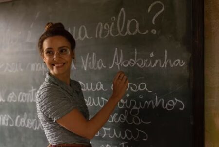 Débora Falabella entra no elenco do filme do Chico Bento Débora Falabella como Professora Marocas (Divulgação/Fábio Braga)