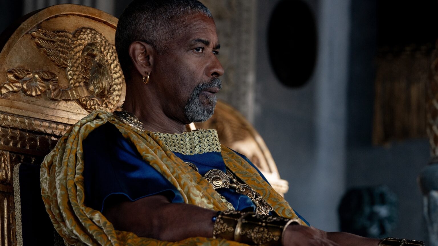 Denzel Washington explica por que tem aparecido cada vez menos em filmes Denzel Washington como Macrinus em Gladiador (Reprodução)
