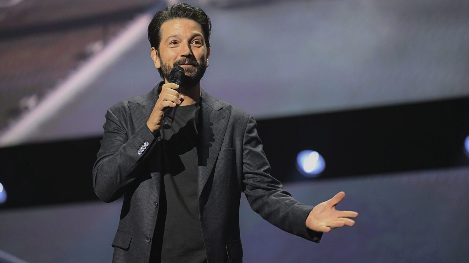 Lucasfilm apresenta as novidades de Star Wars durante a D23 2024 Diego Luna em apresentação de Star Wars: Andor no evento D23 (Reprodução)