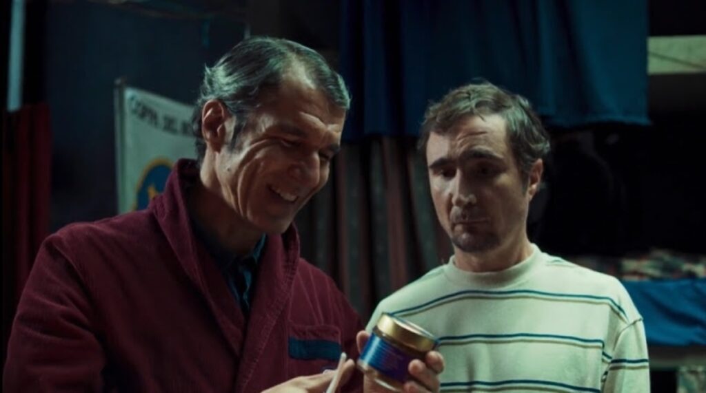 Em cena inédita de Estômago 2, Raimundo Nonato conhece um ingrediente exótico da culinária italiana Nicola Siri como Dom Caroglio e João Miguel como Raimundo Nonato em cena de Estômago 2 (Reprodução)