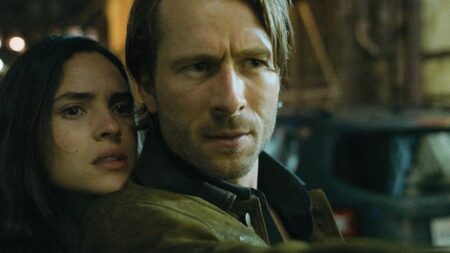 Glen Powell e Adria Arjona em cena de Assassino por Acaso (Reprodução)