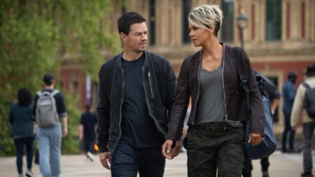 Conheça os personagens de A Liga, novo filme da Netflix com Mark Wahlberg e Halle Berry Halle Berry e Mark Wahlberg em cena de A Liga (Divulgação / Netflix)