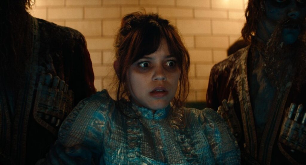 Pré-venda de ingressos para Beetlejuice 2 começa hoje Jenna Ortega como Astrid em cena de Os Fantasmas Ainda Se Divertem: Beetlejuice Beetlejuice (Reprodução / Warner Bros. Pictures)