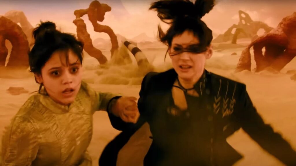 Jenna Ortega e Winona Ryder em cena de Os Fantasmas Ainda Se Divertem: Beetlejuice Beetlejuice (Reprodução / Warner Bros.)