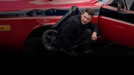 Jeremy Renner como Clint Barton em cena de Gavião Arqueiro (Reprodução / Disney+)