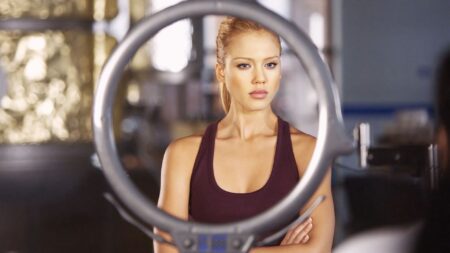 Jessica Alba como Sue Storm em Quarteto Fantástico (Reprodução)
