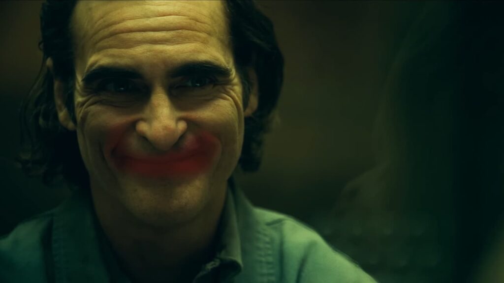 Diretor de Coringa 2 revela mudança drástica em Arthur Fleck em comparação aos quadrinhos Joaquin Phoenix como Arthur Fleck em Coringa: Delírio a Dois (Reprodução / Warner Bros.)
