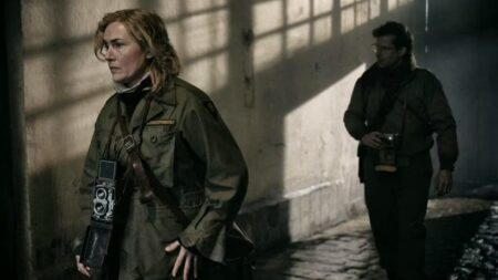Acostumado com comédia, Andy Samberg recebeu conselho de Kate Winslet em drama de guerra Kate Winslet e Andy Samberg em cena do filme Lee (Reprodução)