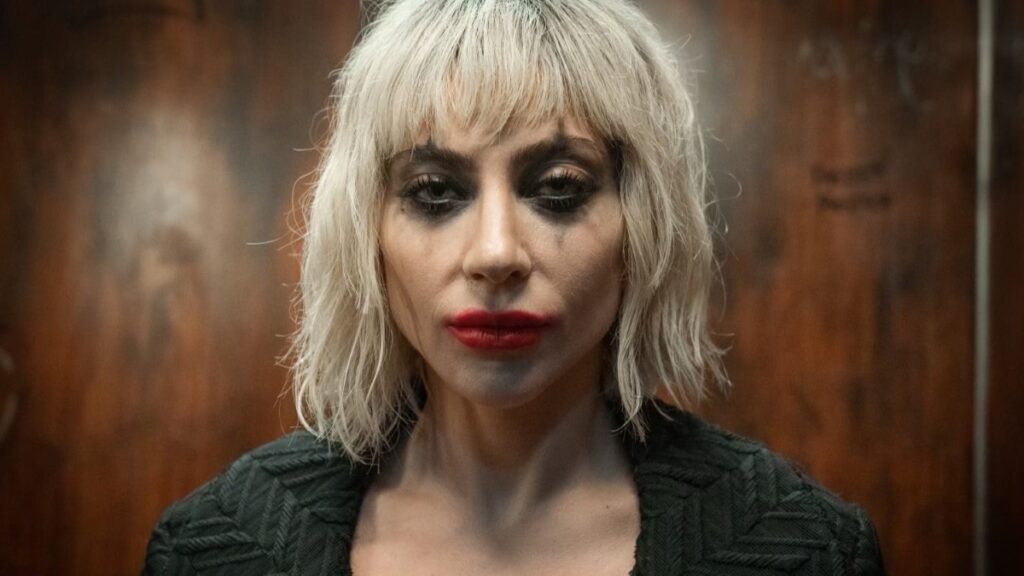 Diretor de Coringa 2 explica por que a Harley Quinn de Lady Gaga é diferente das outras versões Lady Gaga como Lee em cena de Coringa: Delírio a Dois (Reprodução)