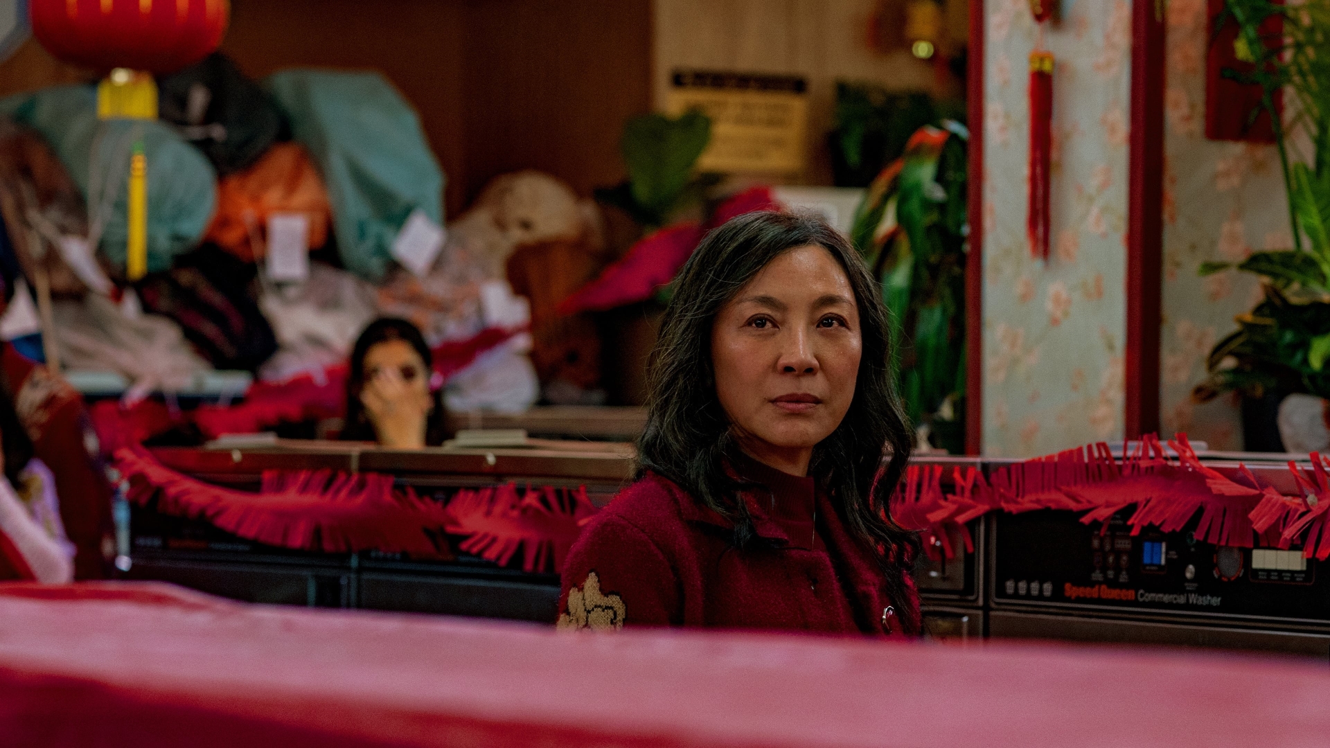 Simu Liu quer que vencedora do Oscar retorne para Shang-Chi 2 1 Michelle Yeoh como Evelyn Wang em Tudo em Todo Lugar ao Mesmo Tempo (Reprodução)
