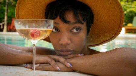 Naomi Ackie como Frida em Pisque Duas Vezes (Reprodução)