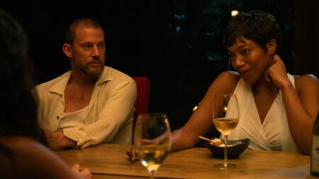 Naomi Ackie como Frida e Channing Tatum como Slater King em Pisque Duas Vezes (Reprodução)