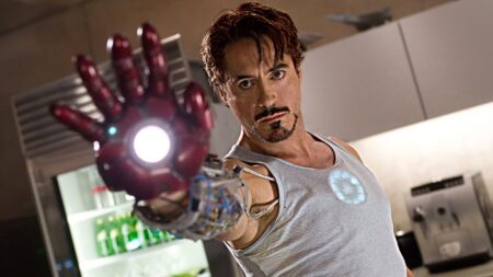 Robert Downey Jr. como Tony Stark em cena de Homem de Ferro (Reprodução / Marvel)