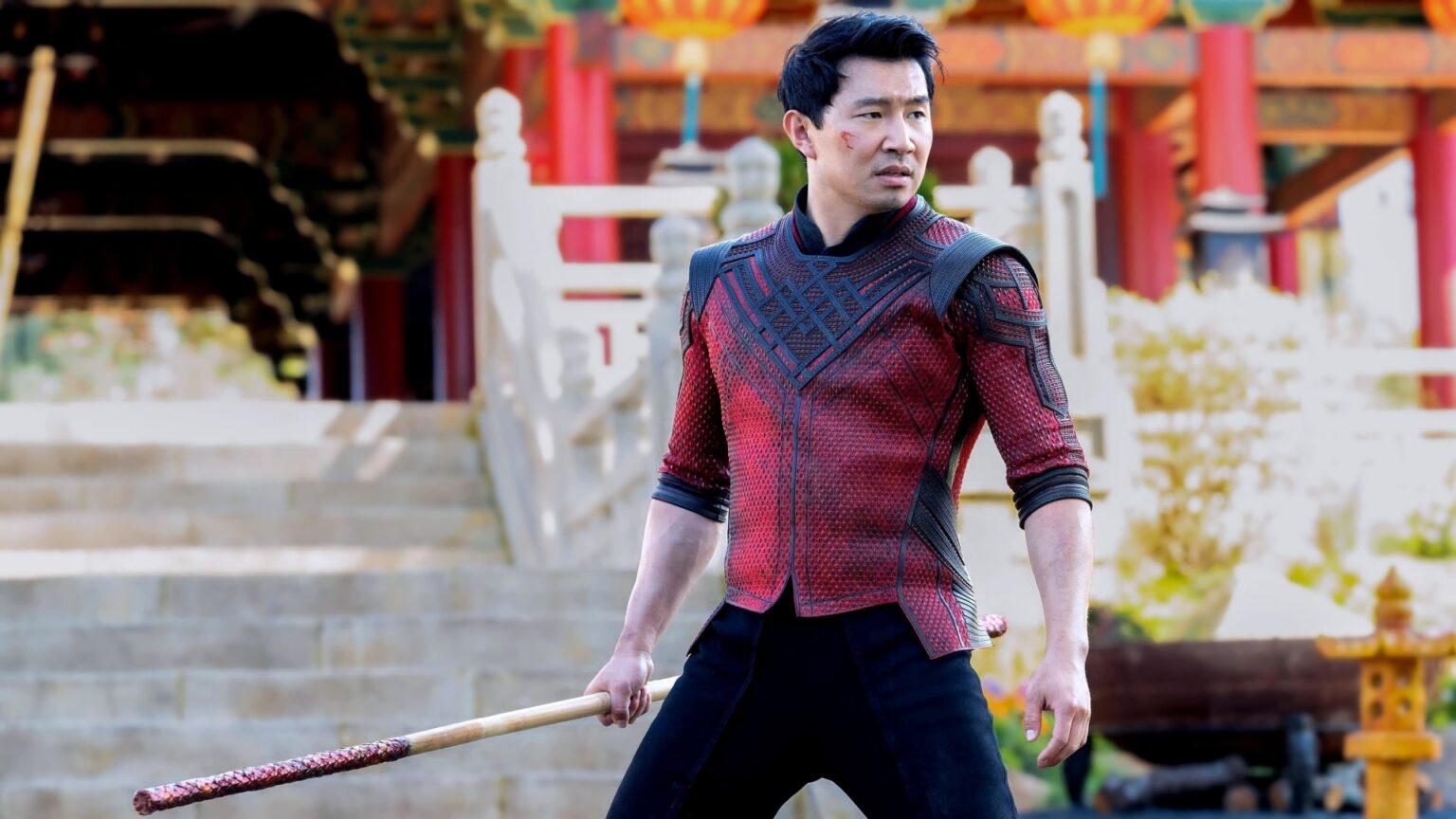 Simu Liu quer que vencedora do Oscar retorne para Shang-Chi 2 Simu Liu como Shang-Chi em Shang-Chi e a Lenda dos Dez Anéis (Reprodução / Marvel)