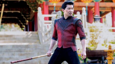 Simu Liu quer que vencedora do Oscar retorne para Shang-Chi 2 Simu Liu como Shang-Chi em Shang-Chi e a Lenda dos Dez Anéis (Reprodução / Marvel)