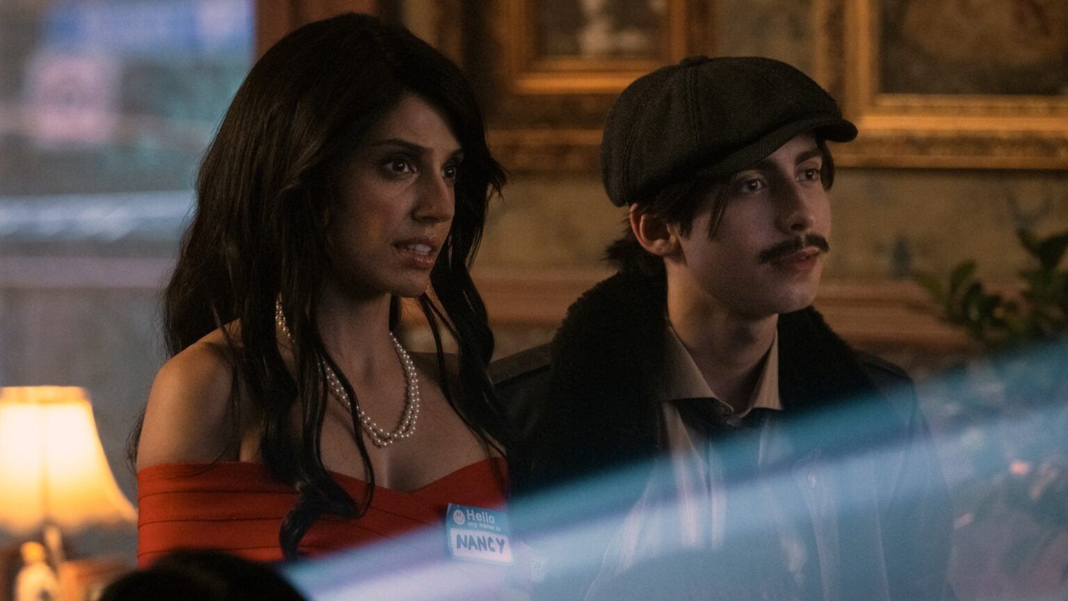 Atriz achou que romance inesperado em The Umbrella Academy era piada Ritu Arya como Lila e Aidan Gallagher como Cinco em cena de The Umbrella Academy (Divulgação / Netflix)