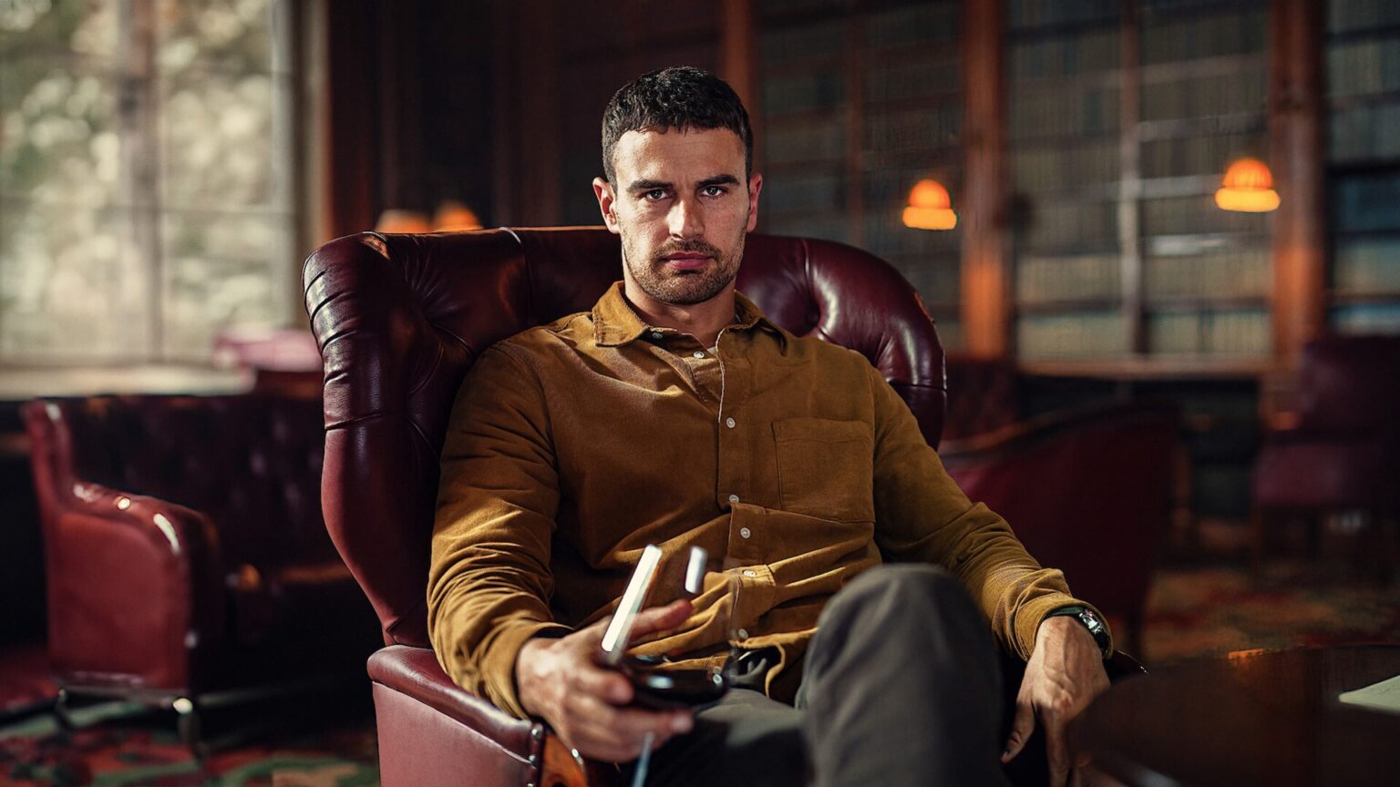 Netflix renova Magnatas do Crime para a 2ª temporada Theo James como Eddie Horniman em Magnatas do Crime (Divulgação / Netflix)