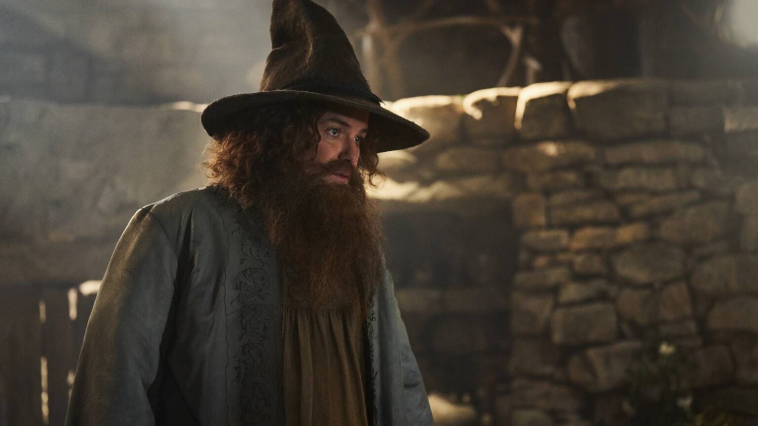 Tom Bombadil na 2ª temporada de Os Anéis de Poder será “diferente” dos livros Rory Kinnear como Tom Bombadill em O Senhor dos Anéis: Os Anéis de Poder (Reprodução / Prime Video)