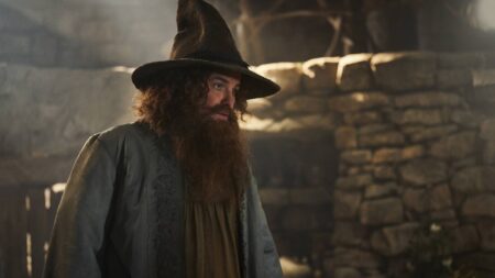 Rory Kinnear como Tom Bombadill em O Senhor dos Anéis: Os Anéis de Poder (Reprodução / Prime Video)