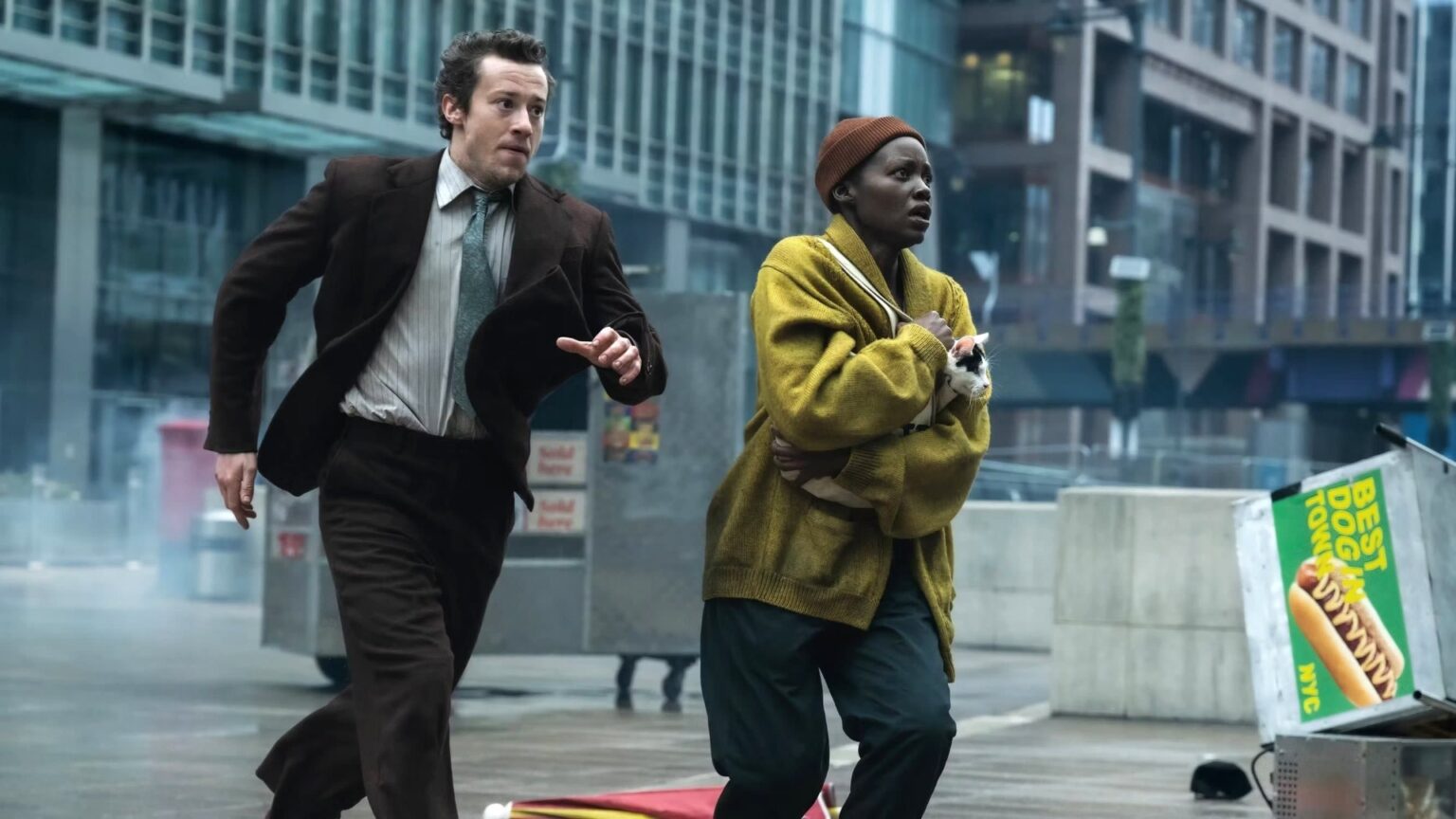 Lupita Nyong’o e Joseph Quinn em cena de Um Lugar Silencioso: Dia Um (Reprodução)