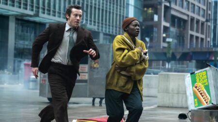 Um Lugar Silencioso: Dia Um chega às plataformas digitais Lupita Nyong’o e Joseph Quinn em cena de Um Lugar Silencioso: Dia Um (Reprodução)