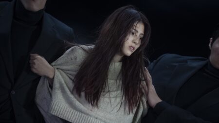 Han So-hee como Yoon Chae-ok em A Criatura de Gyeongseong (Reprodução / Netflix)
