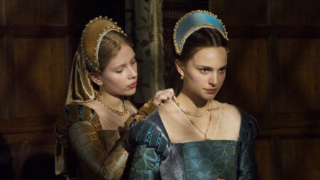 Séries, filmes e documentários sobre a vida dos monarcas mais icônicos na Max Scarlett Johansson e Natalie Portman em cena de A Outra (Reprodução)