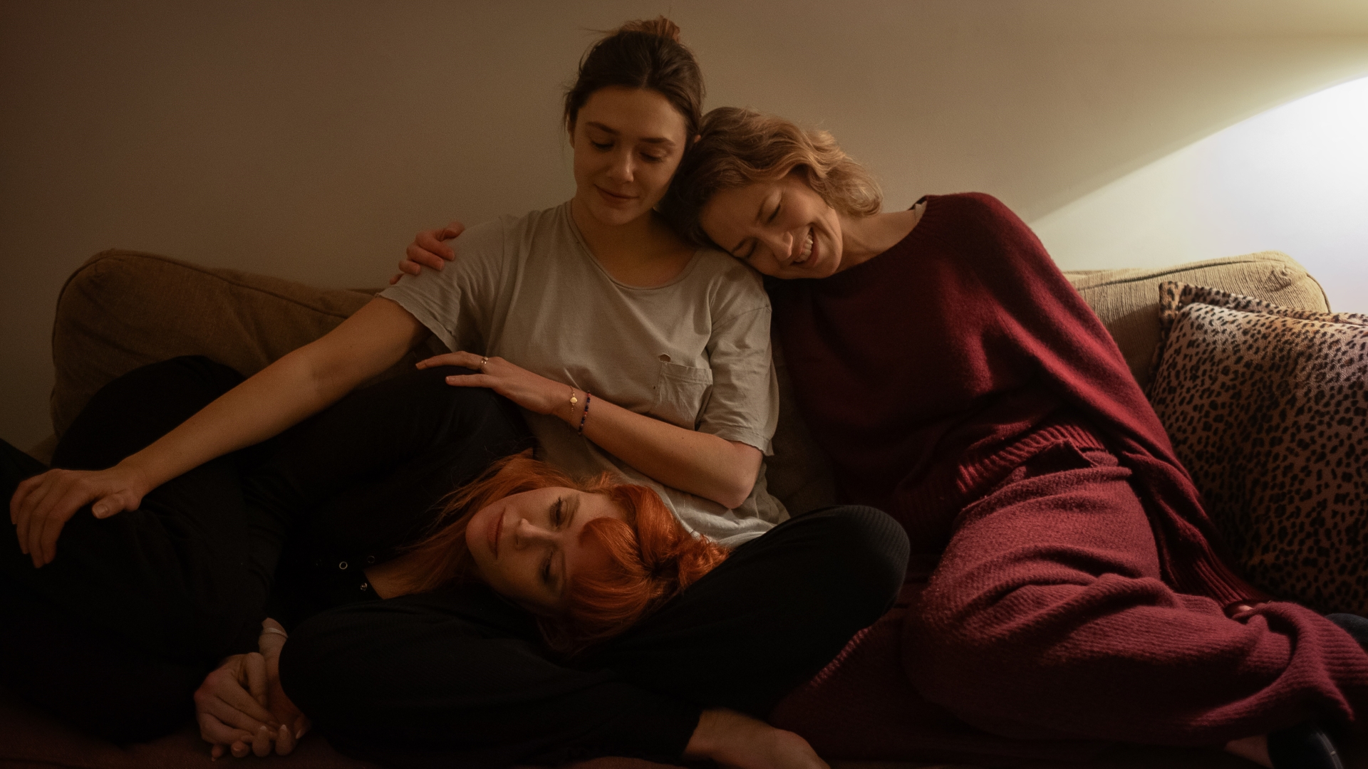 Crepúsculo dos Deuses, de Zack Snyder, estreia na Netflix esta semana 7 Natasha Lyonne como Rachel, Elizabeth Olsen como Christina e Carrie Coon como Katie em As Três Filhas (Reprodução / Netflix)