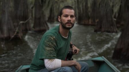 Dylan O'Brien em Os Horrores do Caddo Lake (Reprodução / Max)