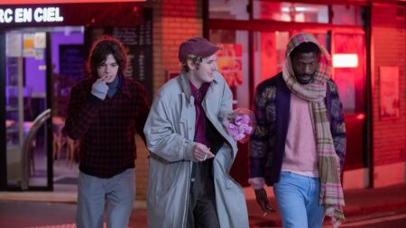 Inverno em Paris, retrato sensível sobre juventude e amadurecimento, ganha data de estreia Paul Kircher, Vincent Lacoste e Erwan Kepoa Falé em Inverno em Paris (Reprodução / Pandora Filmes)