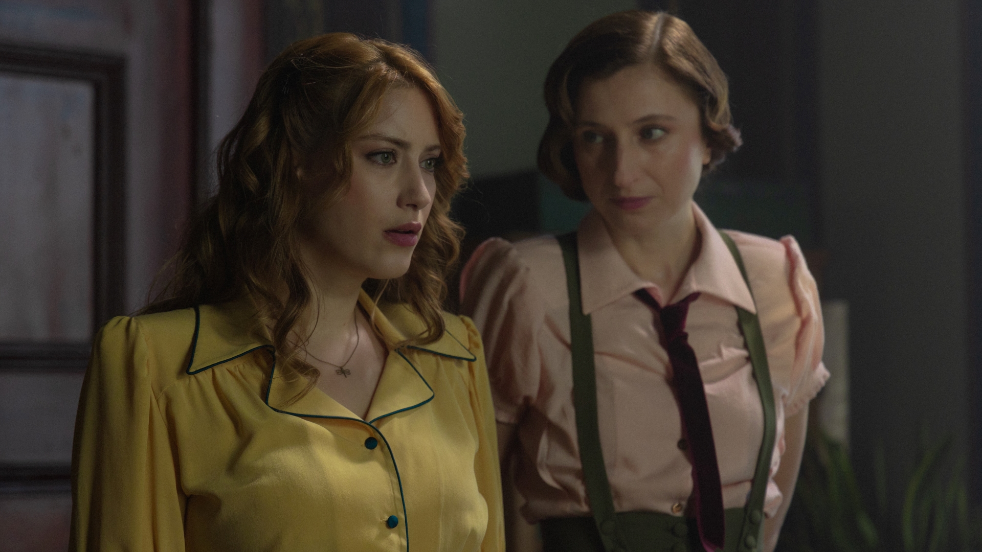 Filme sobre um mundo onde cirurgias plásticas são obrigatórias chega esta semana na Netflix, veja outros lançamentos 3 Hazal Kaya como Esra e Nezaket Erden como Meliha em Meia-Noite no Hotel Pera Palace (Reprodução / Netflix)