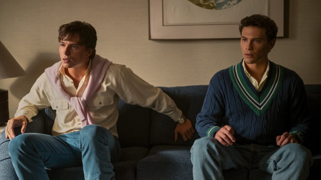Erik Menendez (Cooper Koch) e Lyle Menendez (Nicholas Chavez) em Monstros: Irmãos Menendez: Assassinos dos Pais (Reprodução / Netflix)