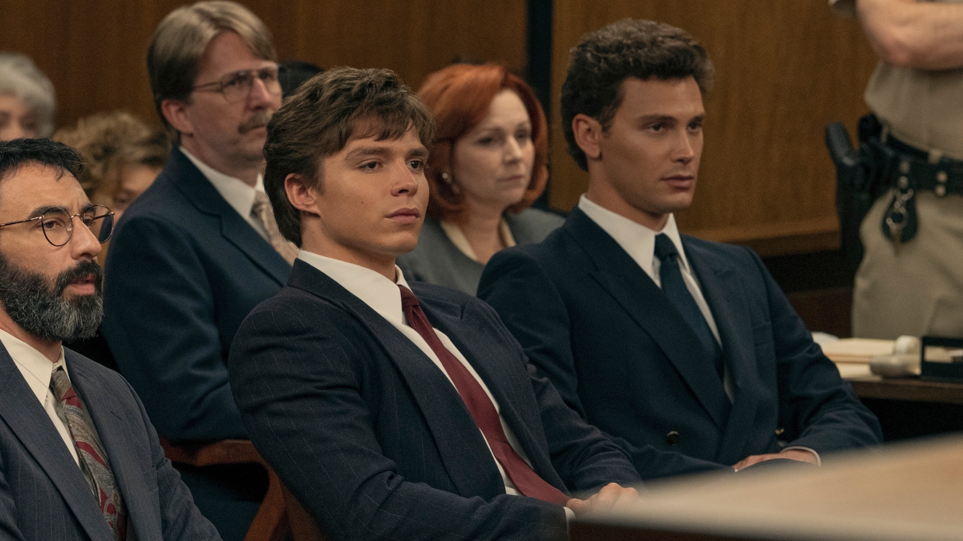 Erik Menendez (Cooper Koch) e Lyle Menendez (Nicholas Chavez) em Monstros: Irmãos Menendez: Assassinos dos Pais (Reprodução / Netflix)