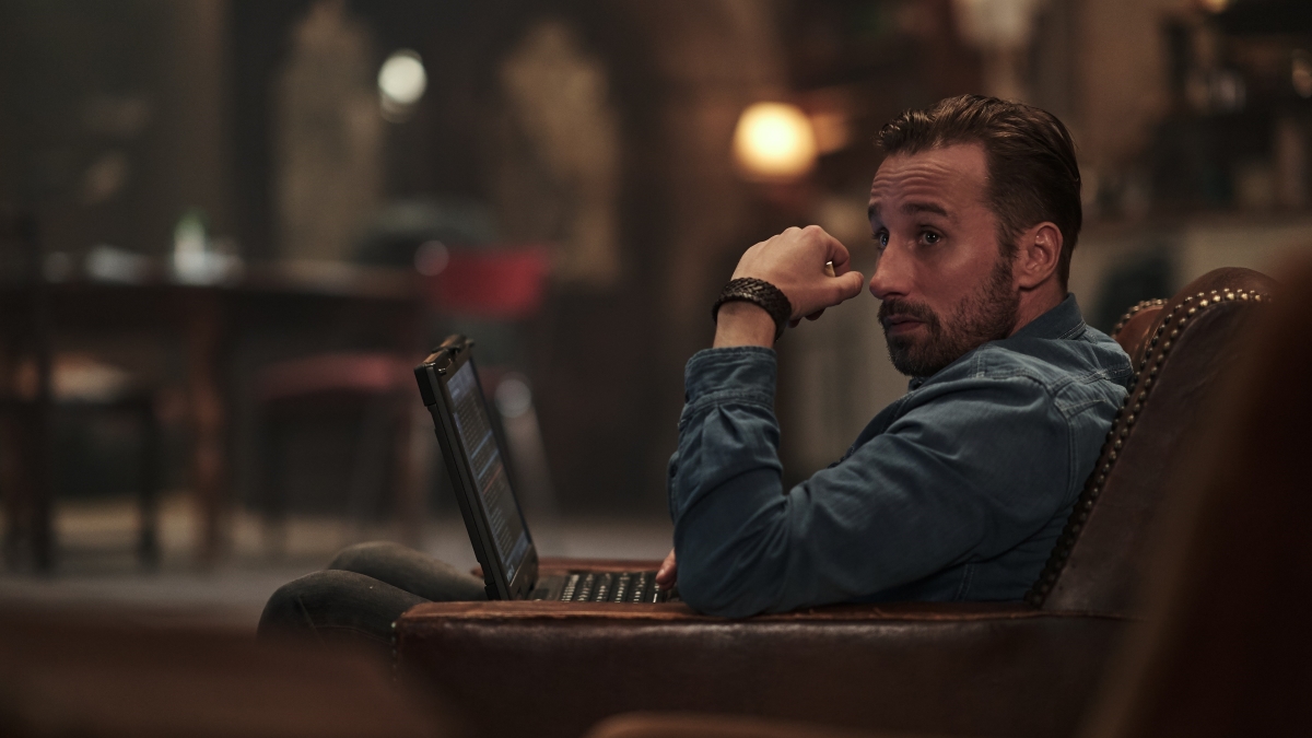 Ator é escolhido para interpretar o vilão do filme da Supergirl 1 Matthias Schoenaerts como Booker em The Old Guard (Reprodução / Netflix)