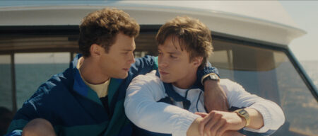 Netflix lança trailer final de “Monstros – Irmãos Menendez: Assassinos dos Pais” Cooper Koch como Erik Menendez e Nicholas Chavez como Lyle Menendez em Monstros: Irmãos Menendez: Assassinos dos Pais (Reprodução / Netflix)