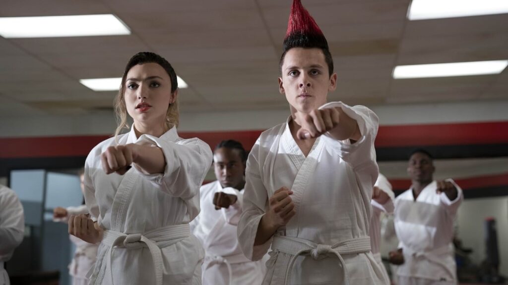 Ator afirma que final de Cobra Kai pode não agradar a todos os fãs Peyton List e Jacob Bertrand em Cobra Kai (Reprodução)