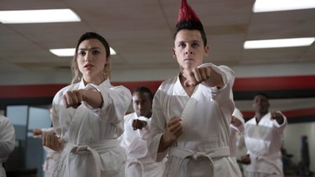 Peyton List e Jacob Bertrand em Cobra Kai (Reprodução)