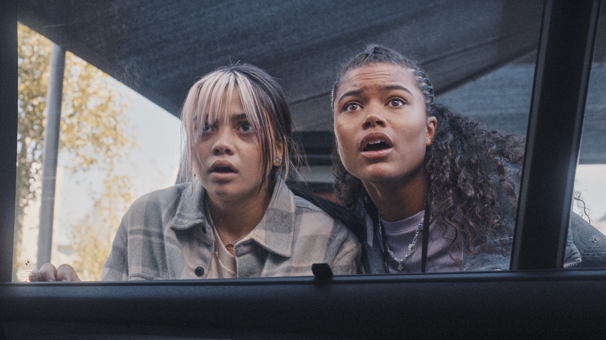 Atriz é escolhida para interpretar a filha de Zeus em Percy Jackson e o Olimpianos 1 Billie (Siena Agudong) e Jade (Tamara Smart) em Resident Evil: Série (Reprodução / Netflix)