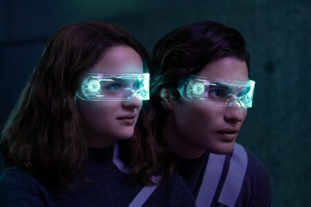 Joey King como Tally e Chase Stokes como Peris em cena de Feios (Reprodução / Netflix)