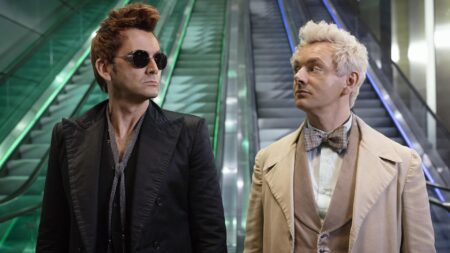 David Tennant como Crowley e Michael Sheen como Aziraphale em cena de Belas Maldições (Reprodução)