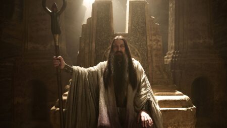 Ciarán Hinds em O Senhor dos Anéis: O Anéis de Poder (Reprodução / Prime Video)