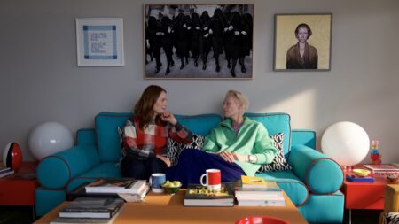 Assista ao trailer de O Quarto ao Lado, o premiado drama de Pedro Almodóvar Julianne Moore como Ingrid e Tilda Swinton como Martha em O Quarto ao Lado (Reprodução / Warner Bros. Pictures)