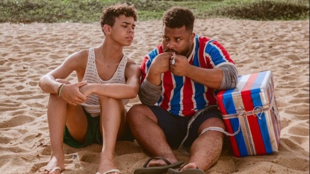 Longa-metragem Delicadeza começa filmagens na capital paulista Leonardo Freire Miguel e Vinícius Nascimento em cena de 'Delicadeza' (Crédito: Diogo Andrade)