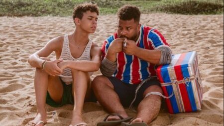 Longa-metragem Delicadeza começa filmagens na capital paulista Leonardo Freire Miguel e Vinícius Nascimento em cena de 'Delicadeza' (Crédito: Diogo Andrade)