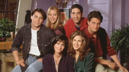 Relembre as frases mais memoráveis de Friends Jennifer Aniston, Courteney Cox, Lisa Kudrow, Matt LeBlanc, Matthew Perry e David Schwimmer em Friends (Divulgação / Warner Bros.)