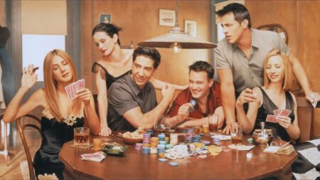 Friends em números, saiba os principais marcos da sitcom Jennifer Aniston, Courteney Cox, Lisa Kudrow, Matt LeBlanc, Matthew Perry e David Schwimmer em cartaz de Friends (Reprodução)